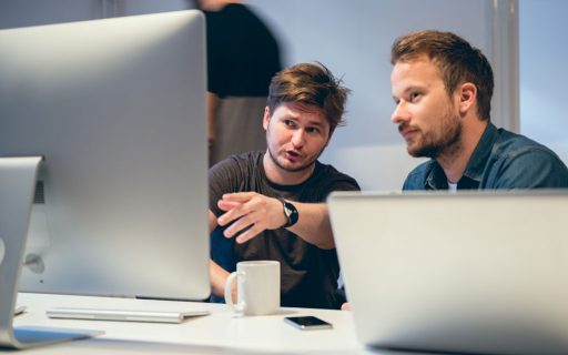 Arbeitsplatz Besprechung Diskussion Beratung Illucit Würzburg Software Entwicklung